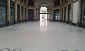 galleria meravigli Milano, lucidatura del marmo